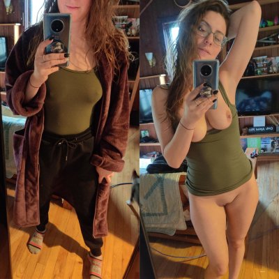 Блондинка в очках демонстрирует свои прелести