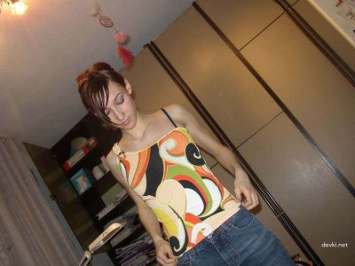 Очаровательная девушка нежно поглаживает свою прелесть пальчиками