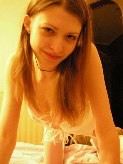 Демонстрирует свою naked ягодицу в откровенном шоу