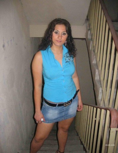 Русская леди раздевает нижнее белье