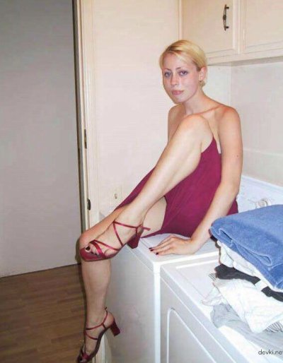 Девушка в уютной обстановке снимает одежду у себя дома