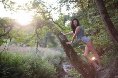 Интимный снимок девушки на свежем воздухе: красота и естественность