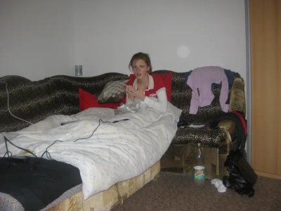 Огненная красотка показывает свое обнаженное тело в ванной комнате