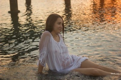 Подглядывание за молодой красоткой в душе