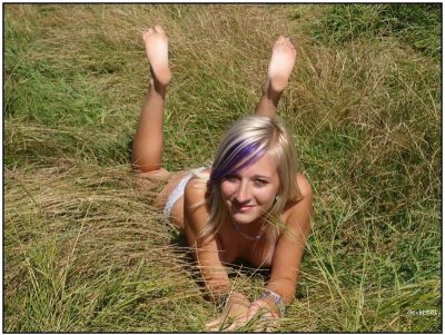 Молодой парень делает снимки своей возлюбленной на природе, экспериментируя с любительской фотографией.