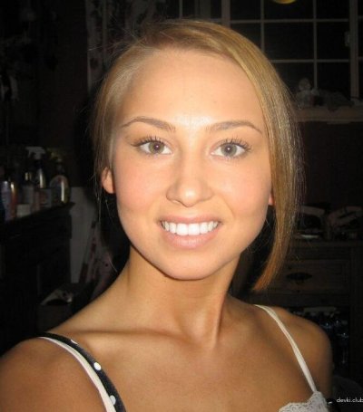 Милашка сделала селфи для порносайта