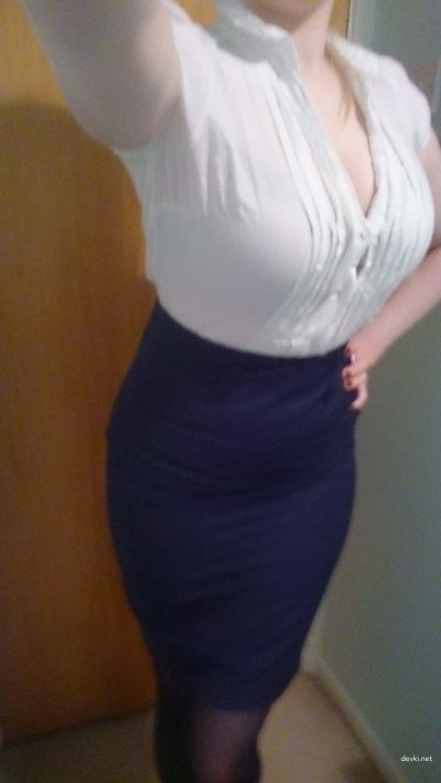 Соблазнительные формы молодой красотки: бюст в искушающем обнажении