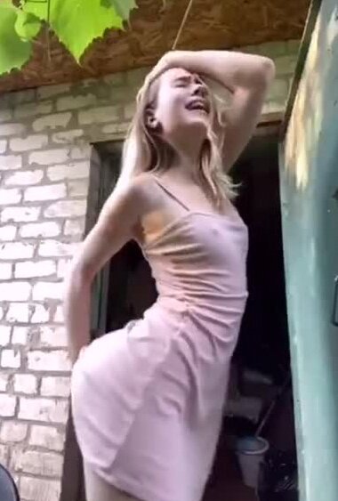 : "Интимное видео сексуальной девушки, удовлетворяющей себя рукой в одиночестве"