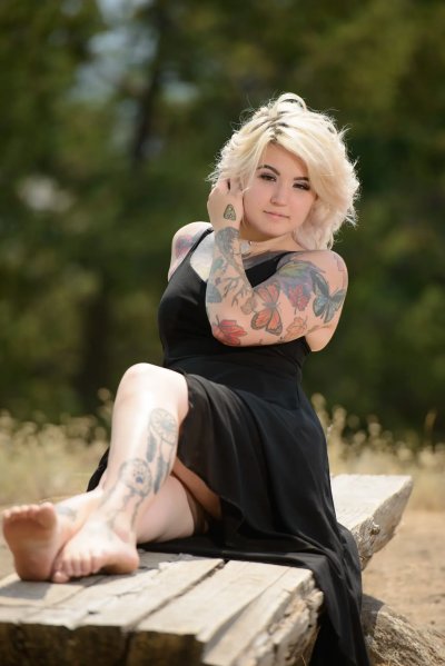 Сексуальная блондинка демонстрирует свои татуировки на обнаженном теле