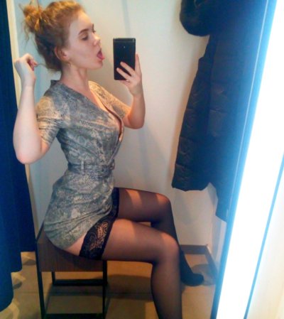 Развратная девушка показывает свою промежность на откровенных снимках