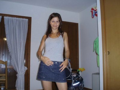 Завораживающий стриптиз от опытной женщины с обворожительной харизмой