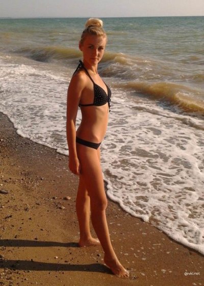 Милая девчонка взяла в рот мужское достоинство