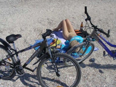 Блондинка демонстрирует свой пушистый лобок и радует глаз!