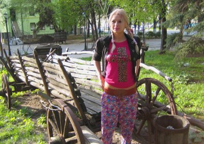 Развратная блондинка шалит без одежды