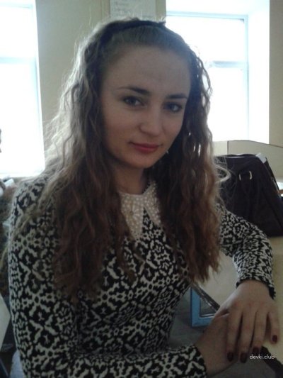 Фотографирует свою интимную зону вблизи