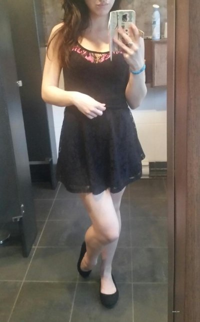 Наслаждается видом своей обнаженной попки