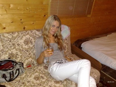 Обнаженная красотка демонстрирует свои формы в кровати