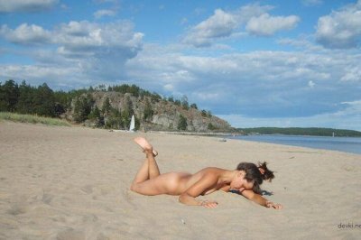 Отдыхает на берегу океана!