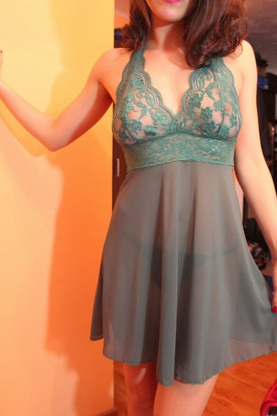 Девушка мастерски демонстрирует свое обнаженное тело