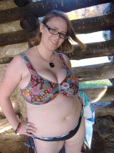 Сельская красотка с натуральной грудью и пушистой киской