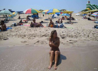 Развратные девчонки без трусиков отдыхают в купальниках