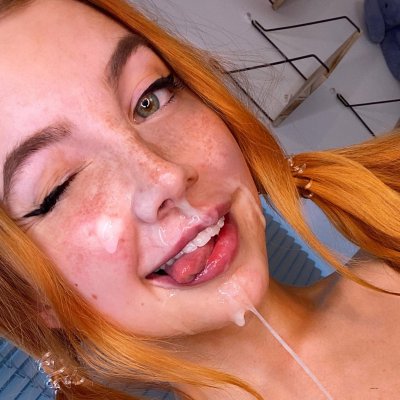 Рыжая красотка делает горячие снимки без одежды