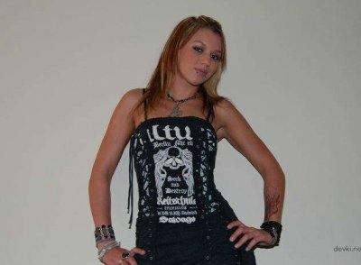 Девушка с пирсингом продемонстрировала свои самые интимные места