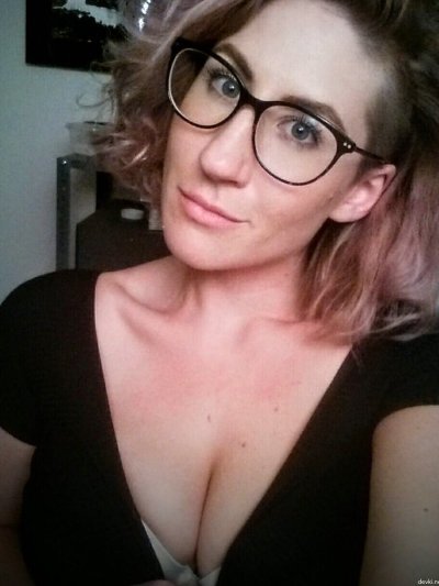 Большегрудая красотка позирует без одежды перед камерой