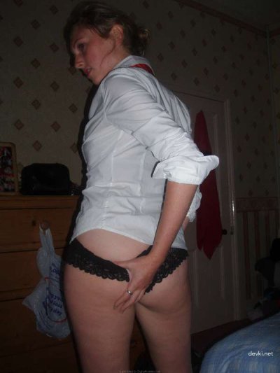 Фотографирует обнаженную подругу во время интима