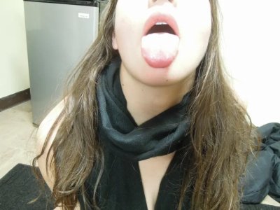 Темноволосая красавица любит фотографироваться без одежды у себя в квартире