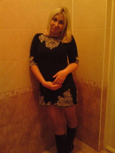 Развратная блондиночка делает горячие селфи для своего интимного сейфа