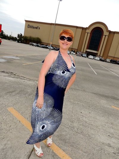 Зрелая красотка показывает свои прелести и делает минет в примерочной