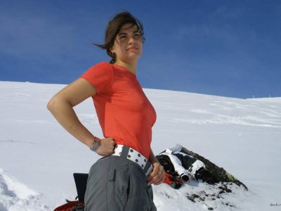 Позирует на снежном фоне и в уюте домашнего интерьера