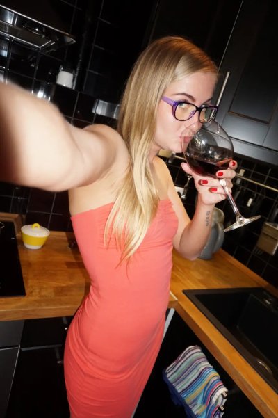 Преподавательница демонстрирует свою заветную попку без одежды