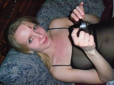 Трахает свою киску и отсасывает хуй