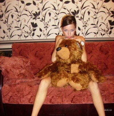 Молодая красотка попадает под волну наслаждения