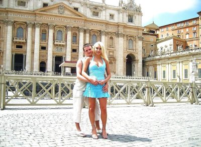 Развратная блондинка сосет член своего парня в огонь!