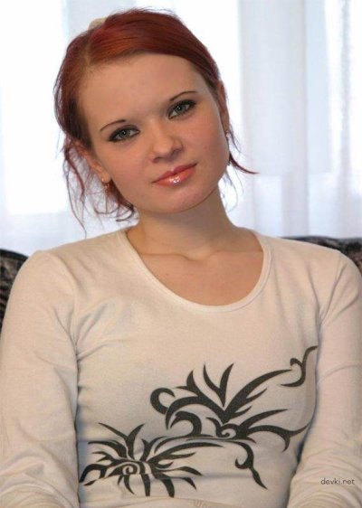 Соблазнительные игры красивой грудью рыжей молодухи