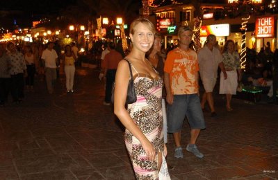 Подглядывающая красотка без одежды на пляже