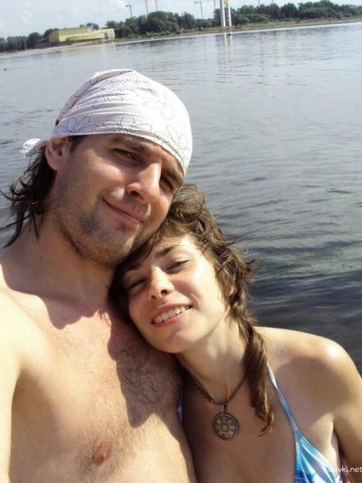 Шлюха показывает свои прелести