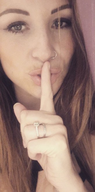 Раскрыла свои прелести перед камерой