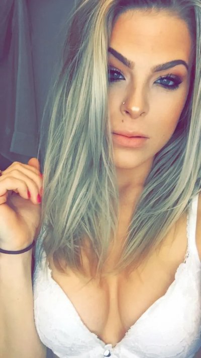 Сексуальная блондинка в отличной форме демонстрирует свои прелести