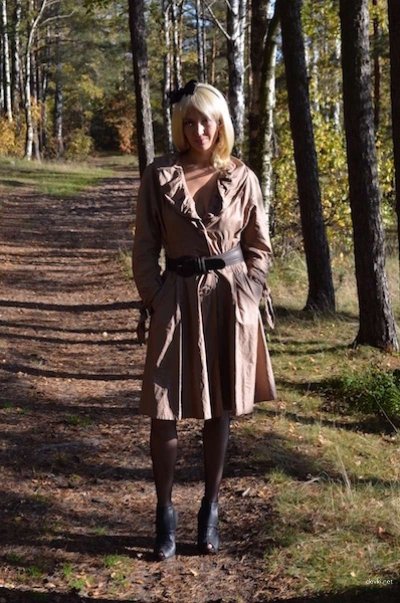 Горячие съемки знойной блонди весной в парке