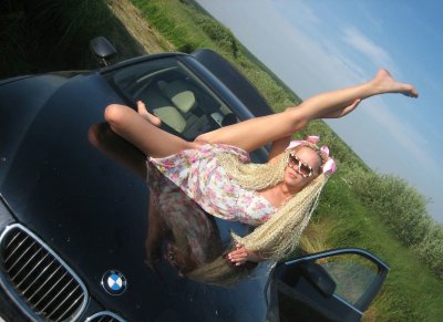 Развратная барышня без трусиков на свежем воздухе