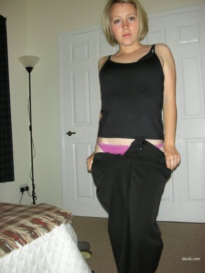 Девушка продемонстрировала свою влажную промежность