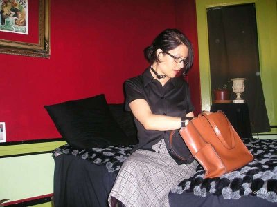 Изображения суровой черноволосой леди без верхней одежды