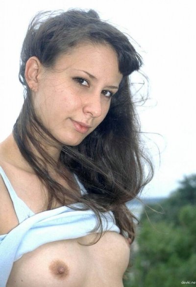 Демонстрирует свою пушистую пещеру для взрослых