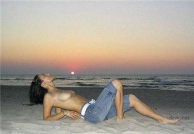 Красивая шатенка обожает облизывать пенис