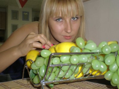 Очаровательная девушка тренирует свою ягодичную мускулатуру