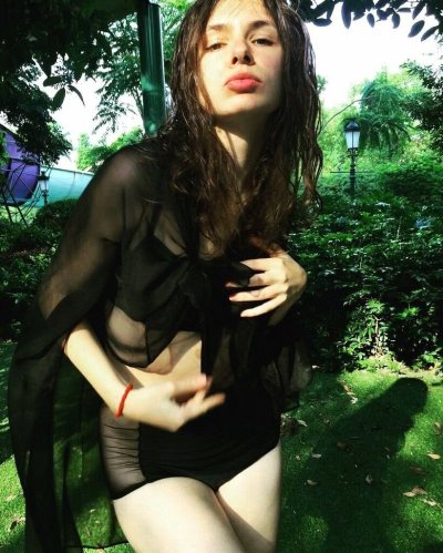 Молодая девушка делает откровенные снимки без одежды